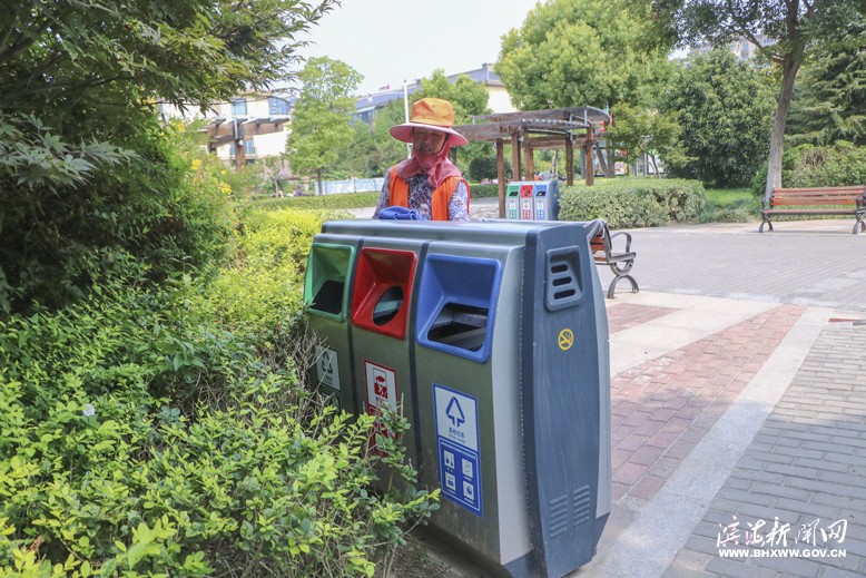 环卫工人顶烈日冒高温维护城市环境卫生
