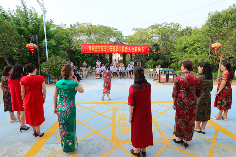 县淮剧票友艺术团为天场镇敬老院老人送上精彩淮剧演出