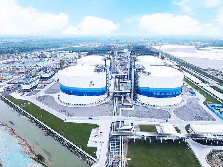 中国海油江苏滨海LNG一期项目4座22万立方米LNG储罐彩绘施工圆满完成